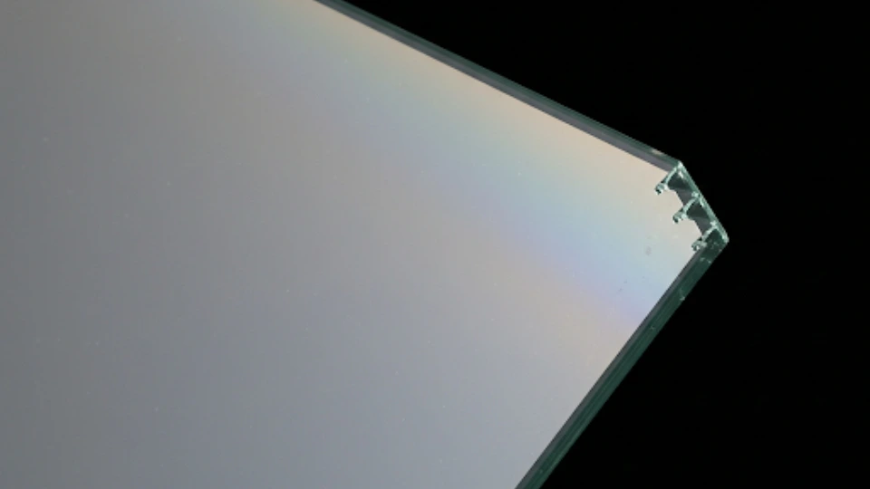 Energy-efficient window glass deflecting heat while allowing natural light