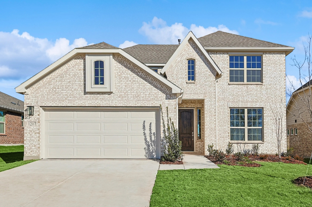 Modern Houston home with newly replaced energy-efficient windows by Windows and Doors Repair LLC, featuring clear glass and secure vinyl frames.