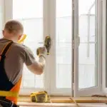 Artisan-glass repair Brussels -redigeant-un-devis-agree-assurance-AXA-AG-Ethias-pour-le-remboursement-dun-bris-de-glace